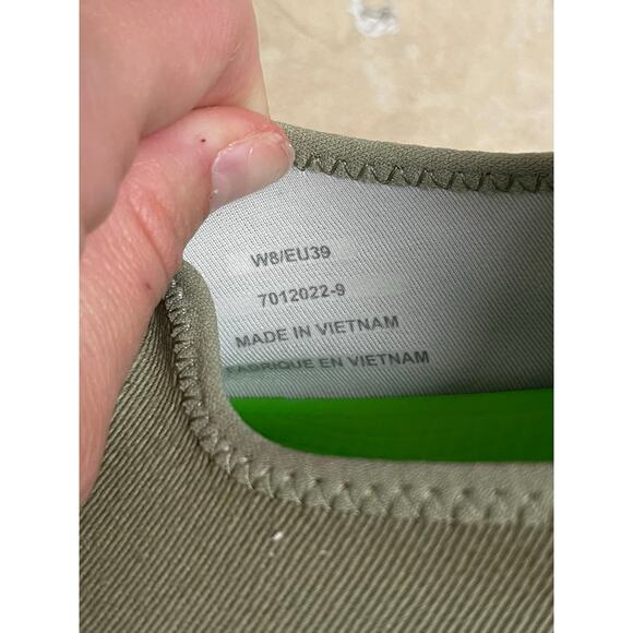 OOFOS Women's OOMG EEZEE Low shoe slip-on taupe canvas size 8 - Picture 2 of 8